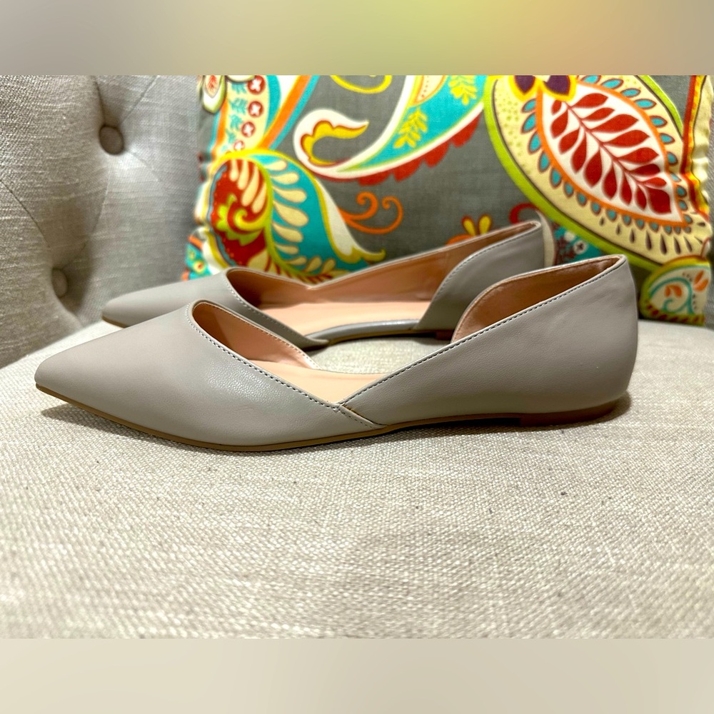 NWOT. Cute taupe flats. Never worn.
